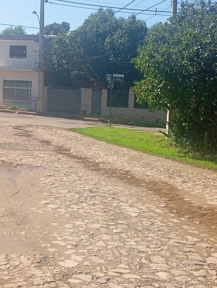 ArielGimenez008's tweet photo. @EssapSA tenemos un caño roto en la calle ,si puede pasar a reparar   calle Matías Ferreira y Lionel Lara zona las colinas Zeballos cue https://t.co/D4hshIiJJV