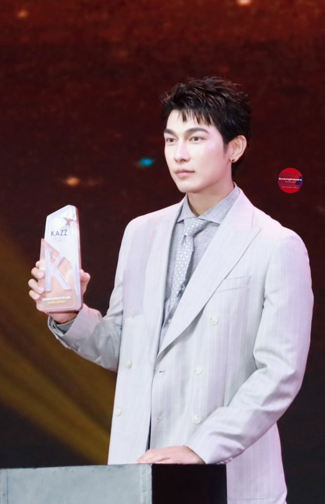 Bunterngonline's tweet photo. ขอแสดงความยินดีกับ #มิวศุภศิษฏ์" ได้รับรางวัล "นักแสดงชายยอดเยี่ยมแห่งปี The Best Actor Of The Year" ในงาน "KAZZ AWARDS 2026" 🏆✨

MEW AT KAZZ 2026

#KAZZAWARDS2026xMEW
#KAZZAWARDS2026
#MewSuppasit https://t.co/n2W8aQKO4Z