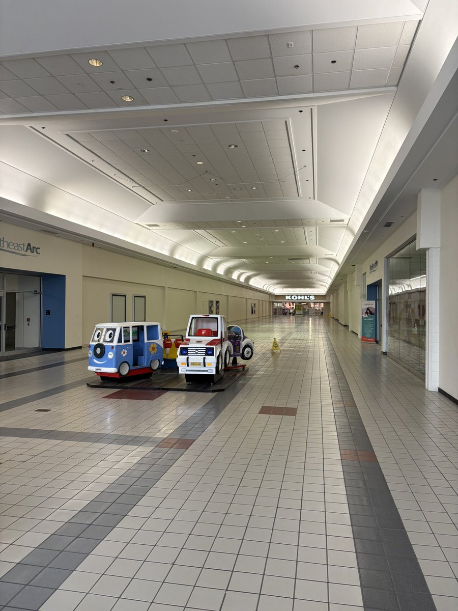 BostonNooga's tweet photo. We went to the dead mall as a bit. Incredible https://t.co/CwwxmWgjI9