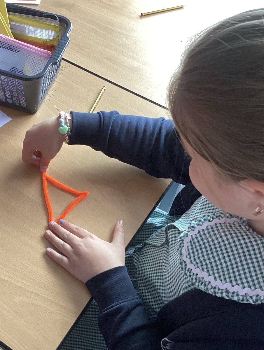 Y4Poppyfield's tweet photo. Year 4 got all the RIGHT angles in Maths today as they learnt lots and made their own angles and triangles with pipe cleaners and straws. Good work everyone! 📐🔼

@Y4Poppyfield @PoppyfieldSch https://t.co/YDpxjNCAI7