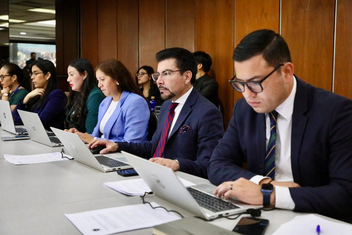FiscaliaEcuador's tweet photo. #AHORA | #CasoApagón: con la presencia del fiscal general del Estado (e), Leonardo Alarcón, se instala la audiencia de formulación de cargos contra 21 personas. #FiscalíaEc las investiga por el presunto delito de #Peculado en contratos para generación de electricidad. https://t.co/9hh6WL9M21