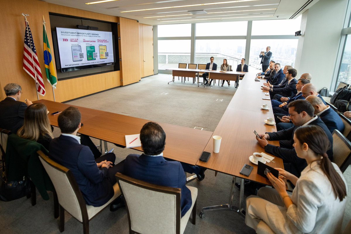 EduardoLeite_'s tweet photo. Tivemos hoje uma importante reunião com o Goldman Sachs, em Nova York, para apresentar as oportunidades de investimento do Rio Grande do Sul em áreas estratégicas como infraestrutura, tecnologia, conectividade e transição energética. Levamos ao mercado internacional um Estado que se organizou, recuperou sua capacidade de investimento e construiu um ambiente de negócios mais moderno, seguro e competitivo.

Os executivos do banco demonstraram interesse especial pelos projetos ligados à instalação de datacenters no Estado, pelas oportunidades em conectividade internacional e pelas concessões rodoviárias que estamos estruturando, com previsão de mais de R$ 20 bilhões em investimentos. Também apresentamos projetos importantes como os investimentos da Scala Data Centers e o cabo submarino Malbec, da V.tal em parceria com a Meta, que reforçam o potencial do RS para a economia digital e a inovação, setor no qual já somos o líder entre os Estados brasileiros.

Foi uma oportunidade de consolidar conexões e abrir caminhos para novos investimentos no nosso Estado. A reunião já encaminhou novas agendas técnicas entre as equipes do Goldman Sachs e da Invest RS para aprofundar o detalhamento dos projetos e ampliar o diálogo sobre oportunidades concretas para o Rio Grande do Sul.