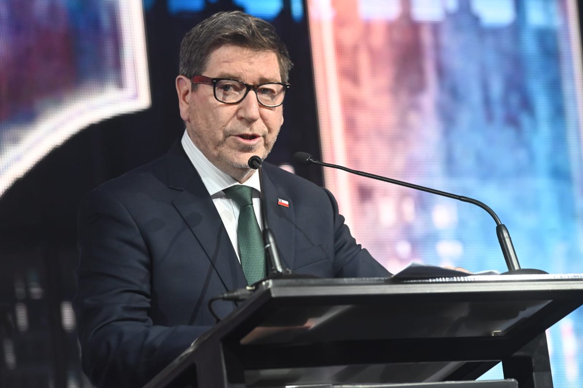 CChC_Chile's tweet photo. Continuamos la jornada con la presentación del biministro de Economía y Minería, Daniel Mas. 🇨🇱 El secretario de Estado expone ante los asistentes sobre las perspectivas de inversión y reactivación estratégica para nuestra industria. 🔗https://t.co/dwGrPESaq3 https://t.co/Jg87eno0JM