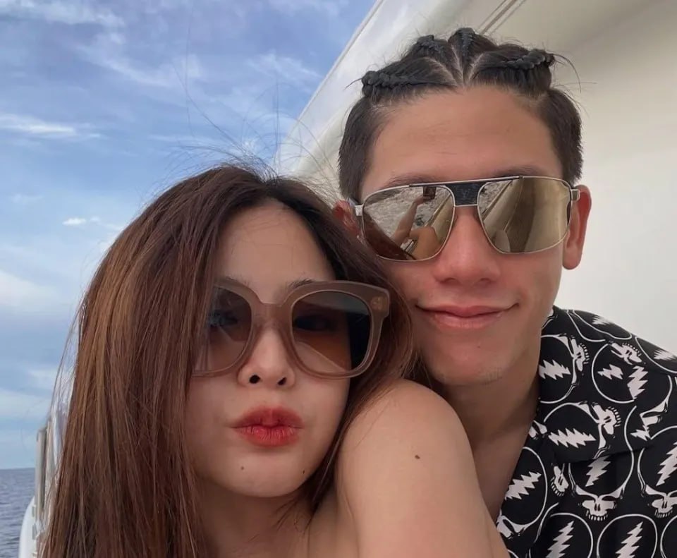 xiaolanweb85606's tweet photo. 泰国顶级豪门曝伦理丑闻：继承人与女星结婚半年后，亲弟控诉曾被侵犯12年
泰国胜狮啤酒家��30岁的披实公开指控亲哥哥在其未成年时多次性侵，地点包括家族住宅
#性侵 #男男 #肛交 #黑料 #男同 #爆料
完整版 https://t.co/Uw0tHAWQyf https://t.co/e2E5epcGdu