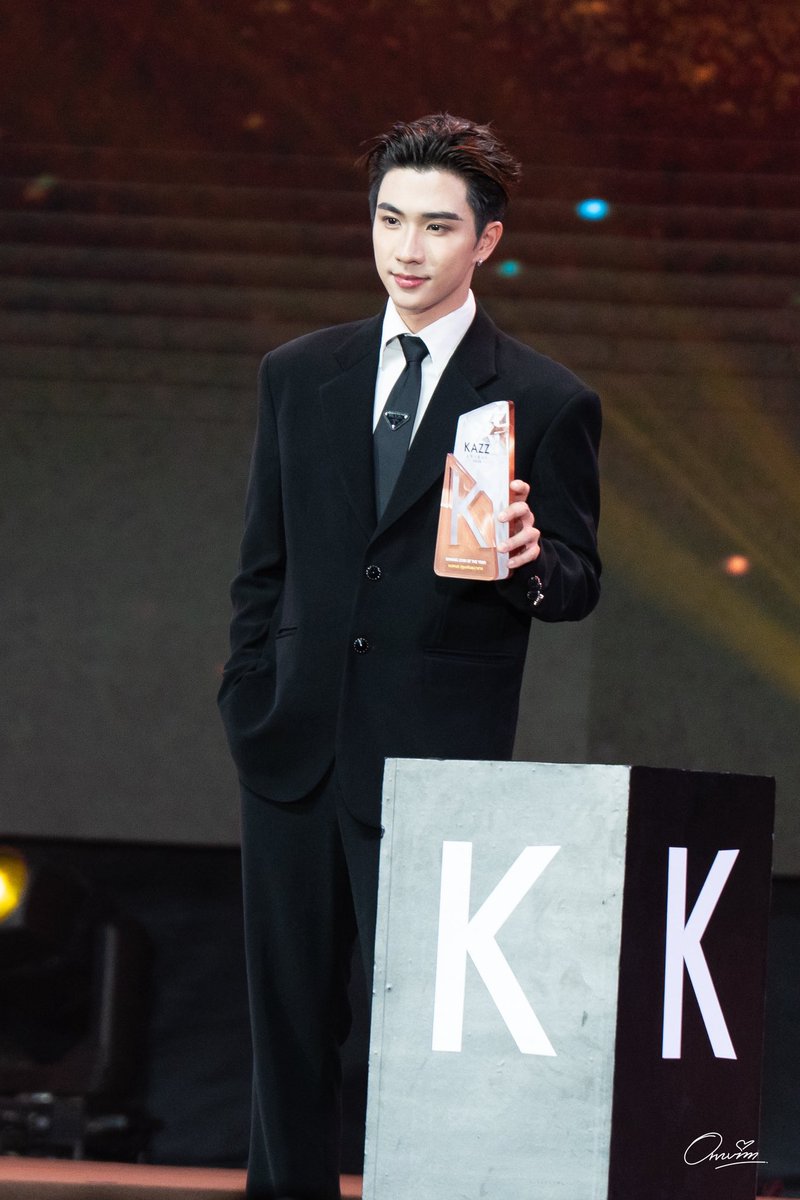 santosale19's tweet photo. Whoever styled my man in this Prada suit.. hope u get a good sleep tonight cause my boy looks so expensive and handsome everything on point: hair, makeup and style 🧎🏽‍♀️🧎🏽‍♀️🧎🏽‍♀️

PERTH DOMIIA ENGAGE IN KAZZ

#KAZZAWARDS2026xPerth https://t.co/RttKtpympw