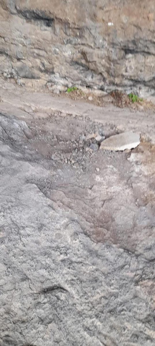 zamur_erdogan's tweet photo. Dersim’in Nazımiye ilçesinde bulunan ve Alevi inancı için en önemli merkezlerden biri kabul edilen Düzgün Baba Mekânı,kimliği belirsiz kişi veya kişilerce saldırıya uğradı. Mekânda “Ayak İzleri” olarak bilinen kutsal nişanelerin kazınarak tahrip edilmesi ALÇAKLIKTIR
#YaDüzgünBaba https://t.co/JHXOT264iS