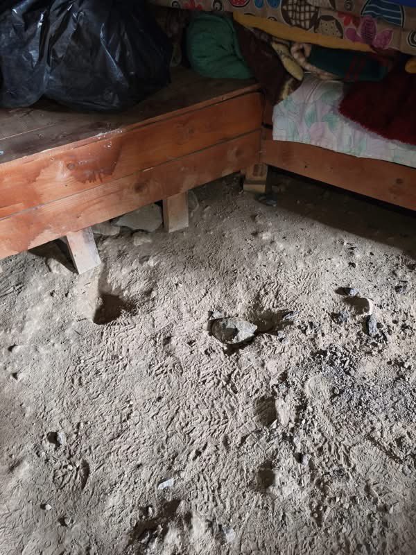 zamur_erdogan's tweet photo. Dersim’in Nazımiye ilçesinde bulunan ve Alevi inancı için en önemli merkezlerden biri kabul edilen Düzgün Baba Mekânı,kimliği belirsiz kişi veya kişilerce saldırıya uğradı. Mekânda “Ayak İzleri” olarak bilinen kutsal nişanelerin kazınarak tahrip edilmesi ALÇAKLIKTIR
#YaDüzgünBaba https://t.co/JHXOT264iS