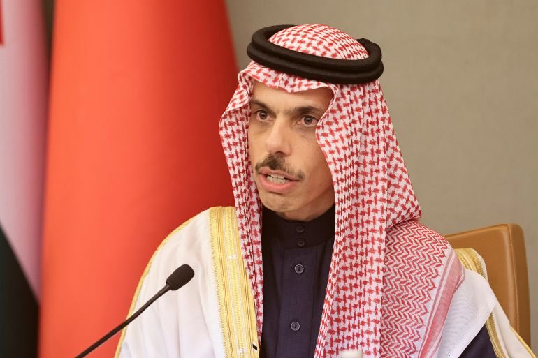 الأمير فيصل بن فرحان يناقش الأوضاع الإقليمية مع وزير الخارجية اليوناني
