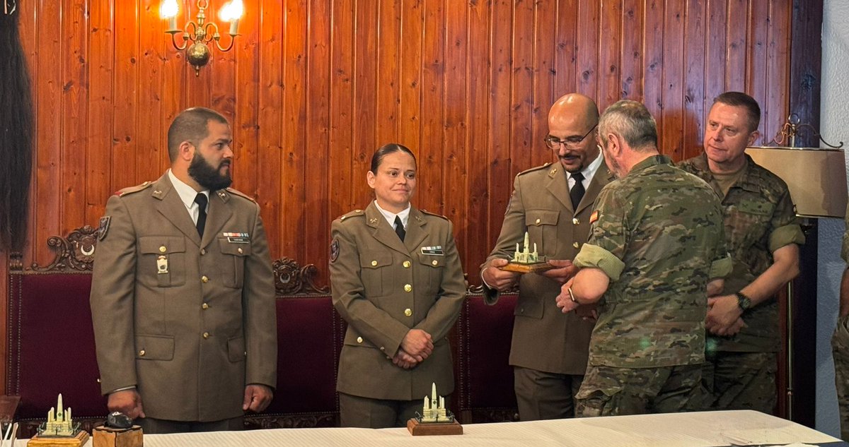 COMGEMEL_ET's tweet photo. Varios componentes del Regimiento de Caballería “Alcántara” nº 10 se despidieron del Estandarte en un sencillo acto, tras años de servicio, compromiso y dedicación.
El Regimiento agradece su entrega y les desea éxitos en esta nueva etapa.
#COMGEMEL
@MCANA_ET
@EjercitoTierra https://t.co/5fyfoPBWGd