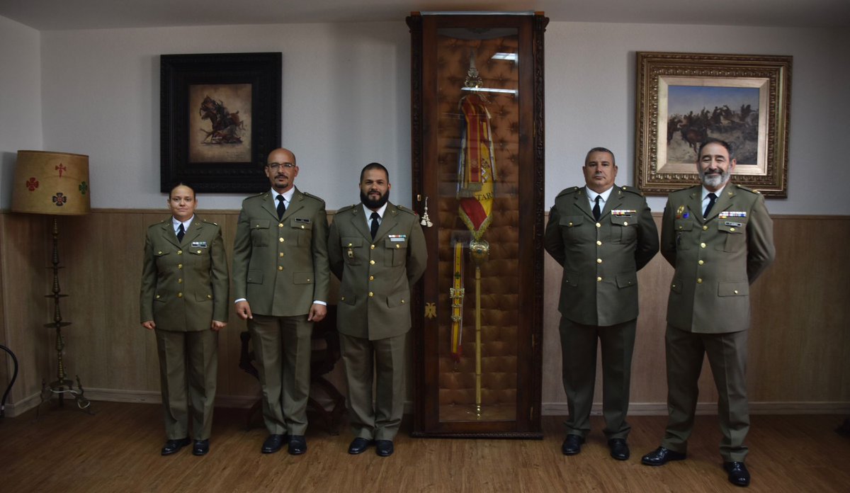 COMGEMEL_ET's tweet photo. Varios componentes del Regimiento de Caballería “Alcántara” nº 10 se despidieron del Estandarte en un sencillo acto, tras años de servicio, compromiso y dedicación.
El Regimiento agradece su entrega y les desea éxitos en esta nueva etapa.
#COMGEMEL
@MCANA_ET
@EjercitoTierra https://t.co/5fyfoPBWGd