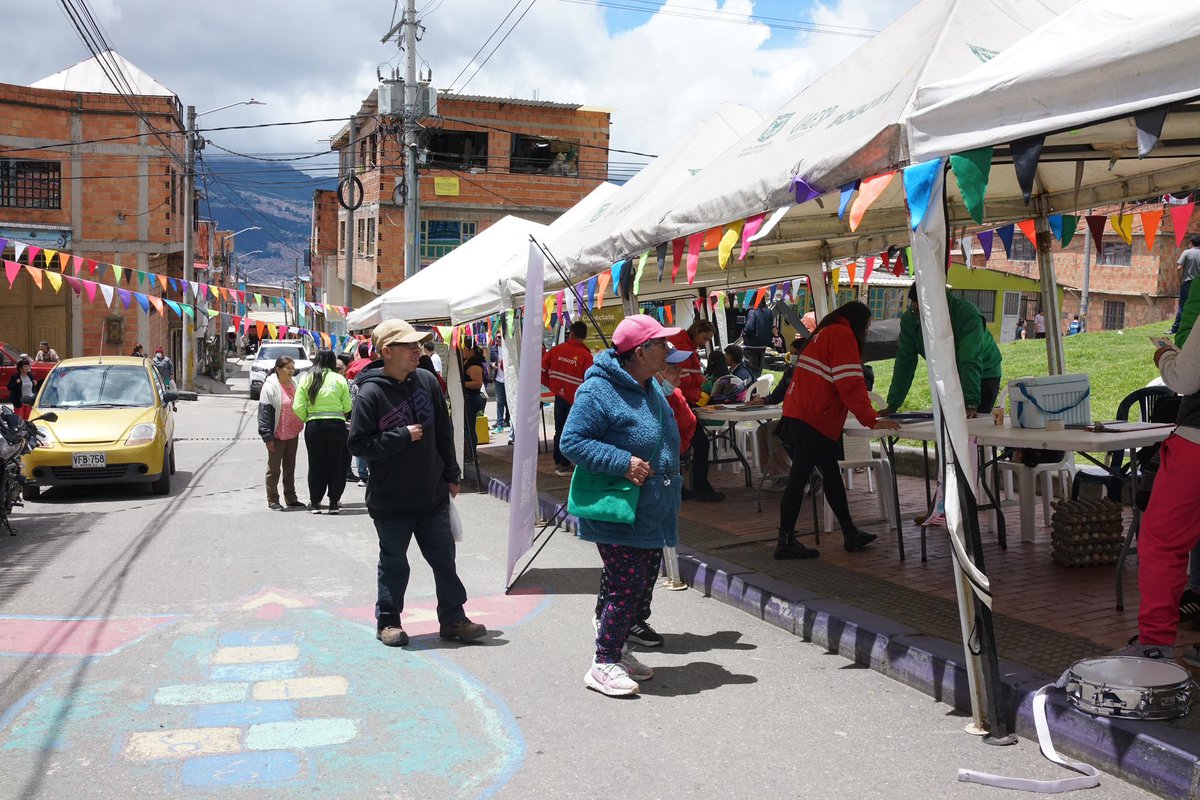 SecGeneralBog's tweet photo. Gracias a una operación integral del Modelo de #GestoresEnTerritorio, #EcoFest llegó a Mochuelo Alto y Mochuelo Bajo con acciones ambientales, pedagogía y trabajo articulado para fortalecer el cuidado del entorno y la confianza ciudadana. https://t.co/dUiyJWGU0u