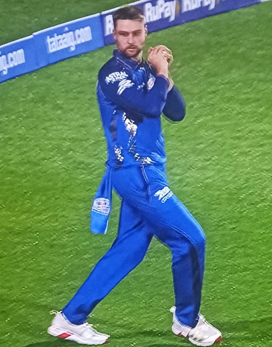 pah_thra's tweet photo. Ajmatullah was looking dangerous with those boundaries, but Deepak Chahar strikes at the right time and gives MI a crucial breakthrough! 🔥
Brilliant catch by Jack to complete it in style 👏💙 #MI #DeepakChahar #WillJack #Ipl2026 https://t.co/j9trmq8SLi