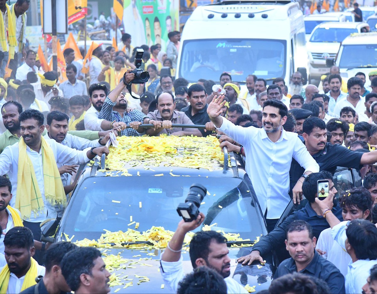 Shaiksh11548443's tweet photo. దద్దరీల్లిన ధర్మవరం 🔥

@naralokesh 😍🙏 https://t.co/tvH3OWVgdL