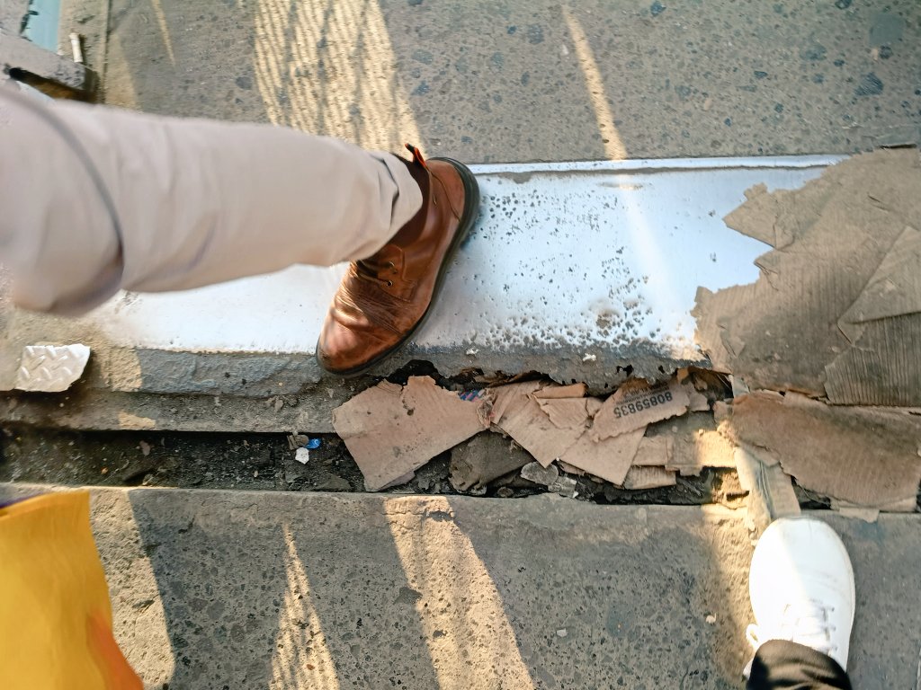 luciAj's tweet photo. Bravo @MetroCDMX @ClaraBrugadaM @Claudiashein
Uno de los puentes principales que conecta el metro Santa Martha, cable bus y tren elevado, se está callendo a pedazos y cuál fue la manera más fácil de solucionar, lo pintaron. Ese tipo de negligencias cuestan vidas. https://t.co/UHvwlOudeH