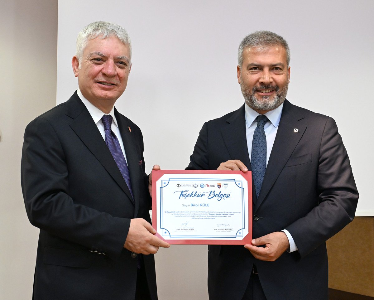 RekabetKurumu's tweet photo. Eskişehir Rekabet Zirvesi

Kurum Başkanımız Birol KÜLE, Anadolu Üniversitesi Hukuk Fakültesi ev sahipliğinde Eskişehir Osmangazi Üniversitesi işbirliğinde 13 Mayıs 2026 tarihinde Eskişehir’de düzenlenen “Rekabet Hukuku Eskişehir Zirvesi”ne katıldı. Akademi ve kamu temsilcilerini bir araya getiren zirvede rekabet hukukunun dijitalleşme, yapay zekâ ve sürdürülebilirlik eksenindeki dönüşümü ele alındı.

Açılış konuşmasında KÜLE, rekabet hukukunun ve adil rekabetin tüketici haklarını korumadaki önemine değinerek, Rekabet Kurumu’nun temel hedefinin piyasada dengeyi sağlamak olduğunu belirtti. Ayrıca konuşmasında gençlere araştıran, fikir üreten bireyler olmaları ve ülkenin geleceğinde etkin çözümler üretmeleri için tavsiyeler ve mesajlar verdi.

Zirvede, Başkan Yardımcımız Doç. Dr. Hakan BİLİR moderatör olarak, Daire Başkanlarımız da oturumlarda konuşmacı olarak yer aldı. Ekonomik Analiz ve Araştırma Dairesi Başkanı İbrahim ŞAHİN, yapay zekâ ekosisteminde güç yoğunlaşması ve rekabetçi endişelere ilişkin değerlendirmelerde bulunurken, Dış İlişkiler ve Rekabet Savunuculuğu Daire Başkanı Evrim Özgül KAZAKsürdürülebilirlik ve çevresel piyasaların rekabet hukuku perspektifinden dönüşümünü ele aldı. Ayrıca VI. Denetim ve Uygulama Dairesi Başkanı Dr. Ömür PAŞAOĞLU da fikri mülkiyet ve rekabet hukuku ilişkisine dair sunum gerçekleştirdi.

Zirvede açılış konuşmalarını yapan Anadolu Üniversitesi Rektörü Yusuf ADIGÜZELile Eskişehir Osmangazi Üniversitesi Rektörü Kamil ÇOLAK, rekabet hukukunun ekonomik dönüşümde stratejik bir rol üstlendiğini vurguladı. Anadolu Üniversitesi Hukuk Fakültesi Dekanı Mesut AYGÜN ise rekabet hukukunun yapay zekâ, çevre ve sürdürülebilirlik politikalarıyla giderek daha fazla kesiştiğine dikkat çekti.
