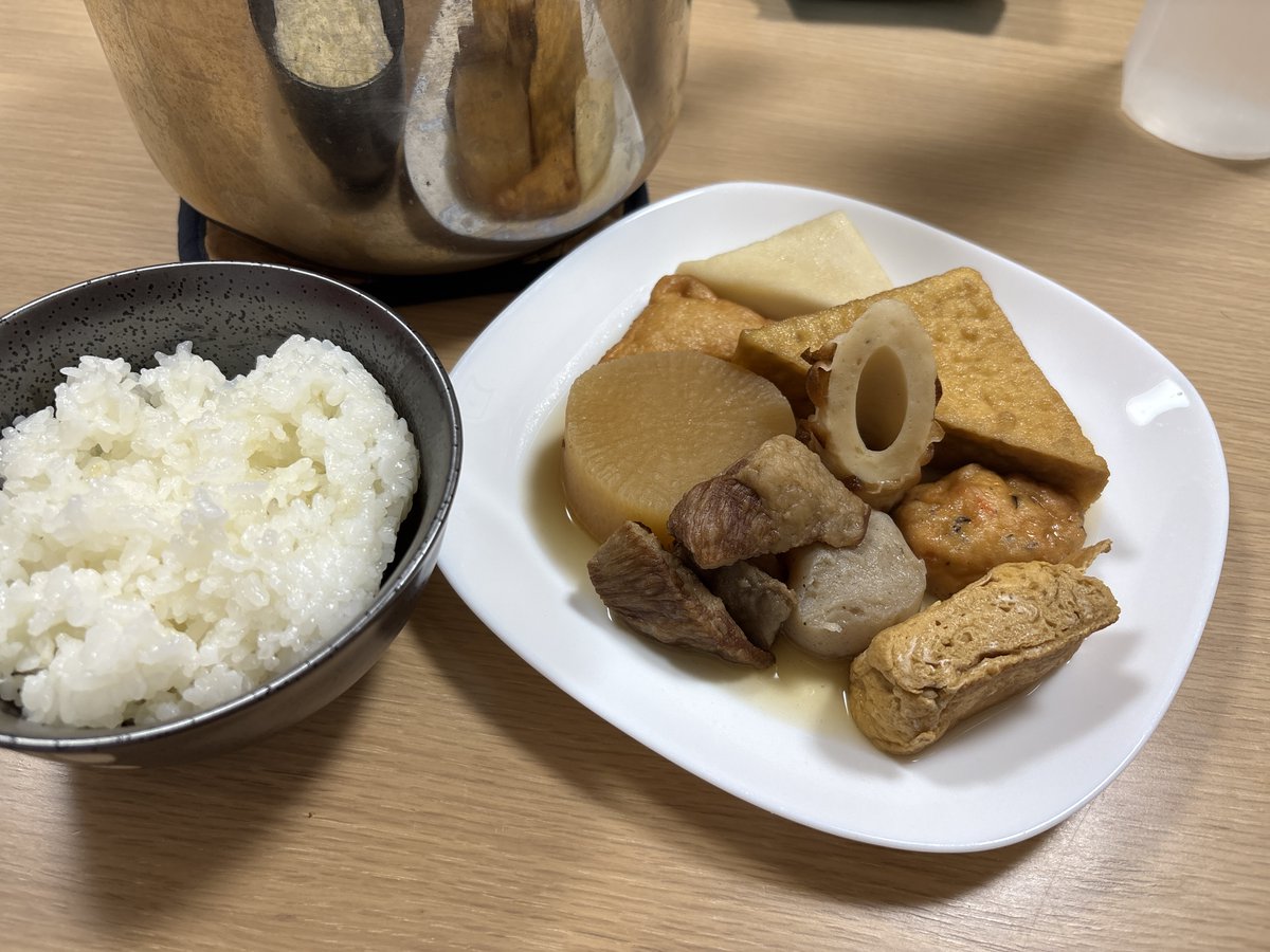 yua_feedee's tweet photo. 今日はちょっと寒いからおでんです🍢
結局牛すじを一番美味しく食べる方法はこれだと思ってます...！やすく手に入ったら作りたくなっちゃう☺️️
ご飯と食べたら何合でも食べれるよ〜🤭️ https://t.co/Um0bfNLIRg