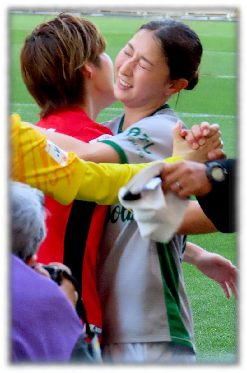 hevistoraul's tweet photo. @yuzuho_19 埼スタでの激戦、お疲れ様でした。やはり敵に回すと怖い塩越選手、ボールを持つたびにひやひやしました。
試合後は、今回も長嶋選手と美しい熱いハグ(今回は涙無し！)、そして高塚選手とも仲が良さそう😄
残りの試合で、ゆず砲の連射を💪⚽️ https://t.co/SuRgsgp335