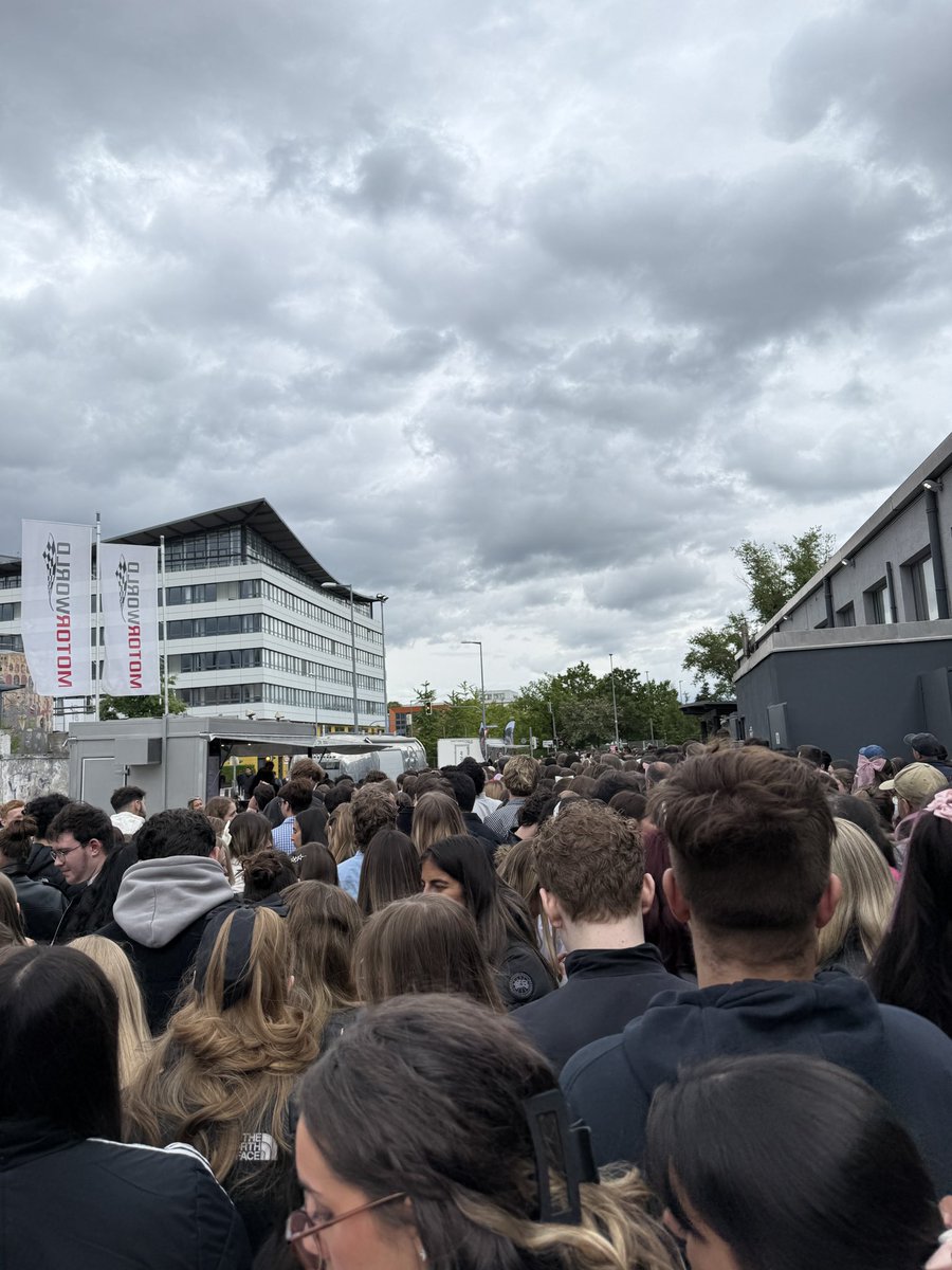 defaultmads's tweet photo. like wtf is happening #munichlockettour https://t.co/4mOinubIRT