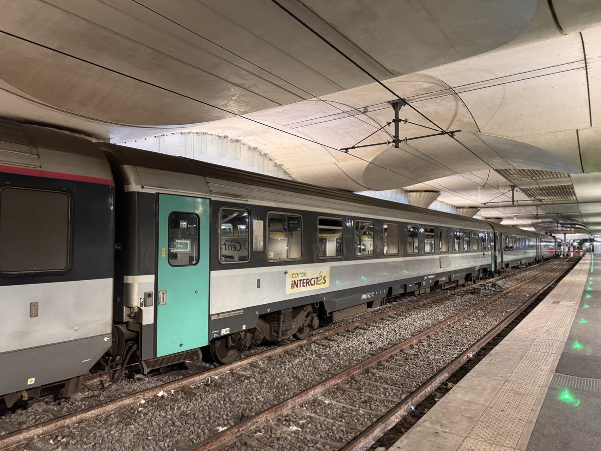 grandcondor1932's tweet photo. Dernière VU 83 à portes coulissantes encore en service sur Austerlitz ! Photo prise avant hier. https://t.co/nW1UoIUfk9