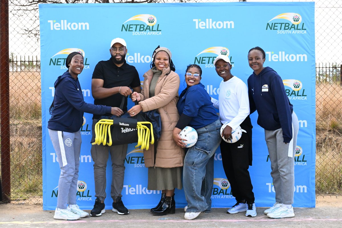 Netball_SA's tweet photo. A moment that goes beyond the game π
Todayβs handover at the @TelkomZA Netball Clinic in Fernie was a reminder of the power of sport to inspire, uplift, and create opportunity for the next generation.
#TelkomStandTall #TelkomNetball #FirstPassToCrown https://t.co/AXktjm2Bxa