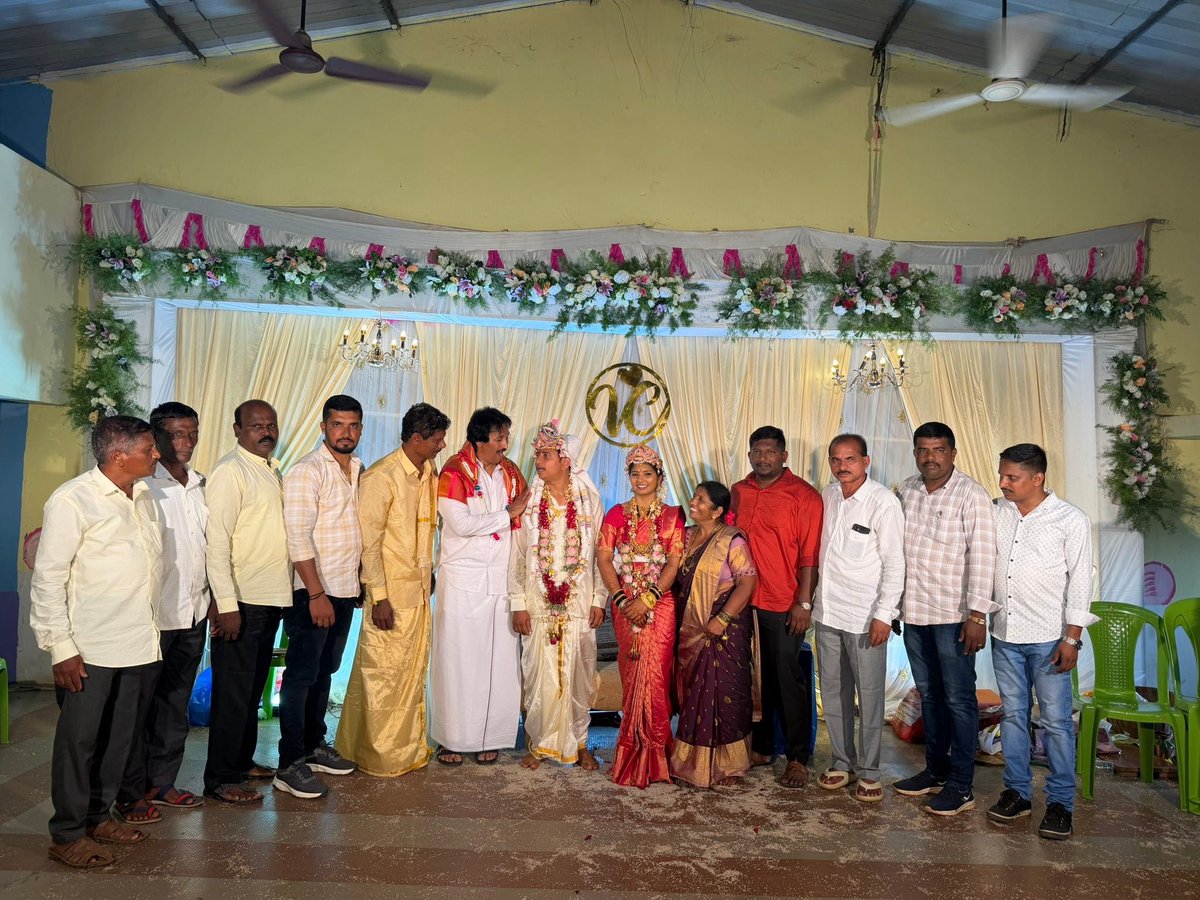 kumarbangarappa's tweet photo. ಇಂದು ಸೊರಬದ ಹೊಳೆಕೊಪ್ಪದ ಧನಂಜಯ ಸ್ವಾಮಿ ಕಲ್ಯಾಣ ಮಂಟಪದಲ್ಲಿ ನಡೆದ ಮುಖಂಡರಾದ ಕರಡಿಗರೆ ಮಂಜಣ್ಣ ಅವರ ಪುತ್ರಿಯ ವಿವಾಹ ಮಹೋತ್ಸವದಲ್ಲಿ ಪಾಲ್ಗೊಂಡು, ನವಜೋಡಿಗೆ ಶುಭ ಹಾರೈಸಲಾಯಿತು. 💐✨
ಹೊಸ ಜೀವನಕ್ಕೆ ಕಾಲಿಡುತ್ತಿರುವ ವಧು-ವರರಿಗೆ ದೇವರು ಸುಖ, ಶಾಂತಿ ಮತ್ತು ಸಮೃದ್ಧಿಯನ್ನು ನೀಡಲಿ ಎಂದು ಆಶಿಸುತ್ತೇನೆ.
#KumarBangarappa #Soraaba #WeddingCeremony #Blessings #SocialVisit #Karnataka