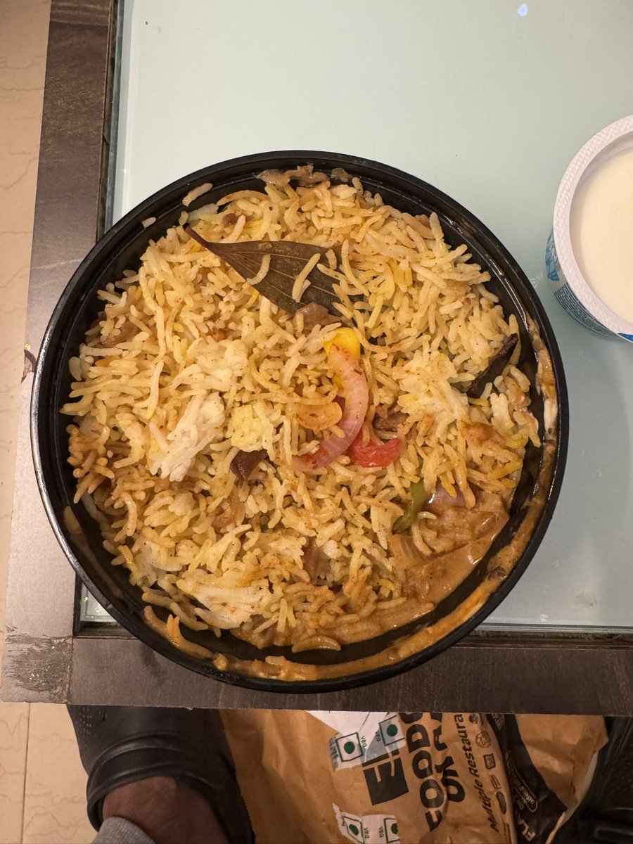 RahulSethi1's tweet photo. @zomatocare I ordered a dal makhani bowl from the good bowl with no dal. I raised a complaint with zomato bot and called the restaurant too but got no resolution. Order id 8118242881 Look at the images be a judge yourself. https://t.co/Y2o2fnE5w7