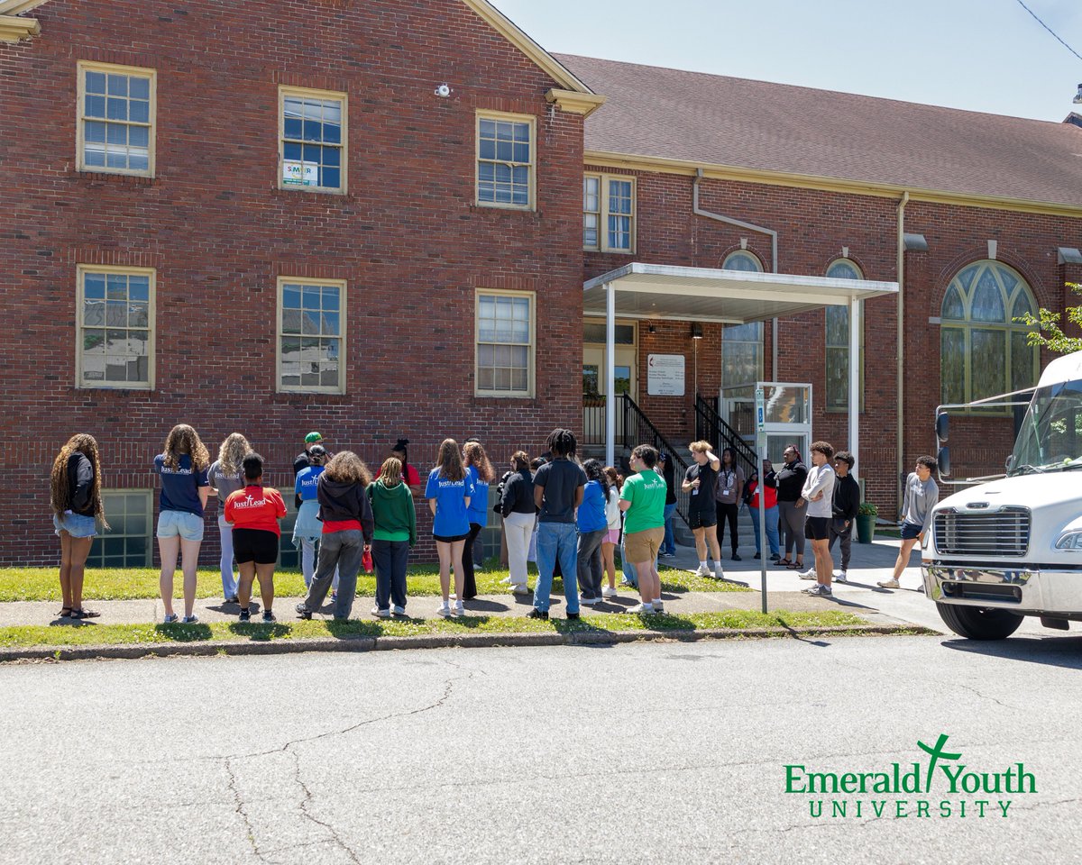 emeraldyouth's tweet photo. Tour of our city!🚌 Emerald Youth University packed onto the bus and headed across Knoxville. New staff members visited our Emerald locations and learned about the depth of our ministry, while discovering more about the rich history of the city neighborhoods in which we serve. https://t.co/nR7HlAoM8S