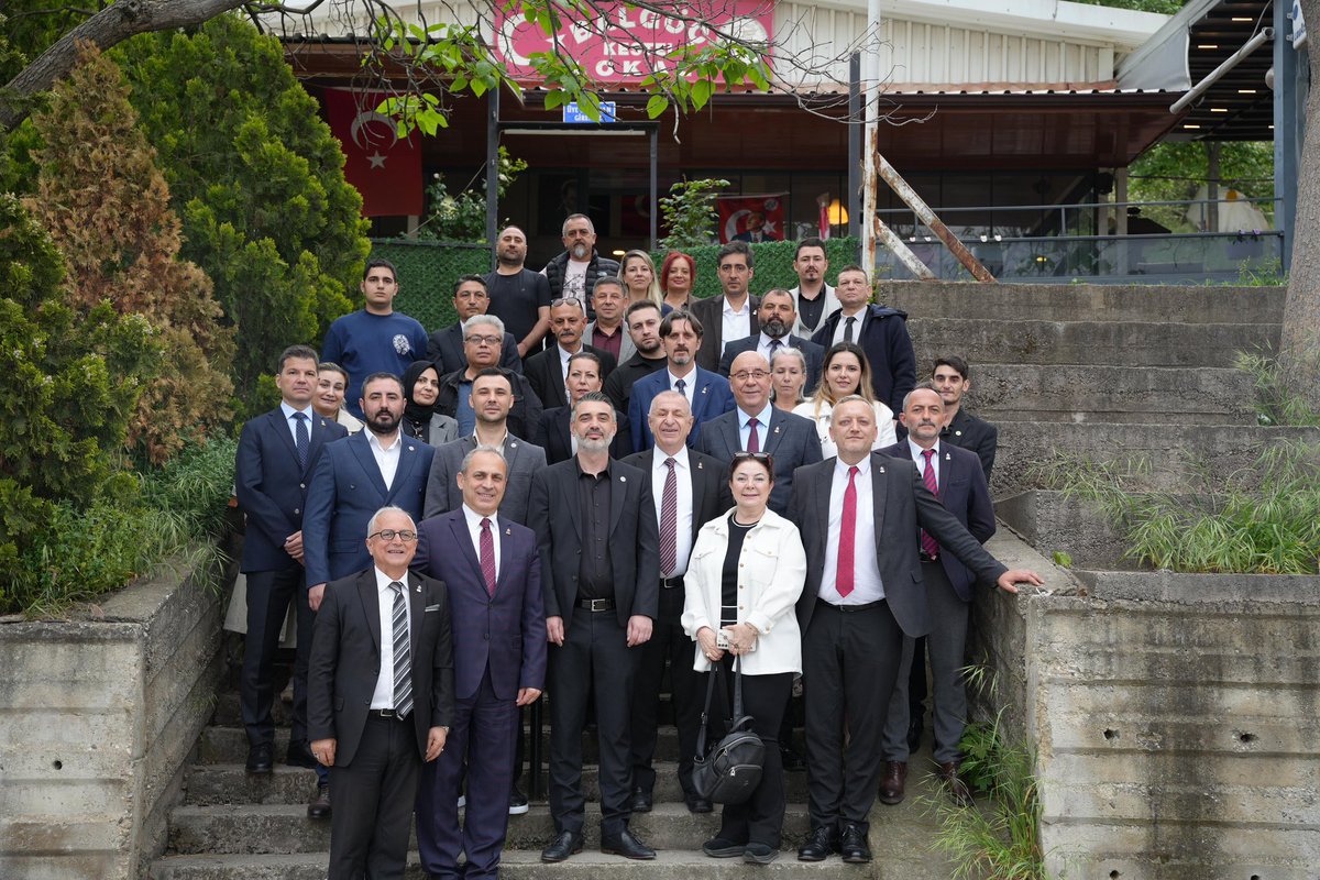 zaferpartisi's tweet photo. Genel Başkanımız Prof. Dr. Ümit Özdağ ve parti heyetimiz Bursa’daki programları kapsamında Balkan Göçmenleri Kültür ve Dayanışma Derneği (BAL-GÖÇ) Kestel Şube Başkanı Sayın Yılmaz Güldoğan’ı makamında ziyaret ederek dernek çalışmaları ve projeleri üzerine keyifli bir sohbet gerçekleştirdi. 

Sayın Başkan Yılmaz Güldoğan ve yönetim kuruluna nazik ev sahiplikleri için teşekkür ederiz.
