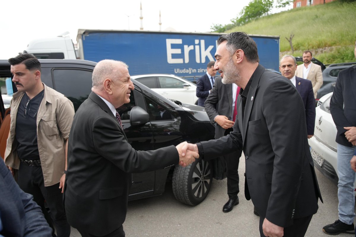 zaferpartisi's tweet photo. Genel Başkanımız Prof. Dr. Ümit Özdağ ve parti heyetimiz Bursa’daki programları kapsamında Balkan Göçmenleri Kültür ve Dayanışma Derneği (BAL-GÖÇ) Kestel Şube Başkanı Sayın Yılmaz Güldoğan’ı makamında ziyaret ederek dernek çalışmaları ve projeleri üzerine keyifli bir sohbet gerçekleştirdi. 

Sayın Başkan Yılmaz Güldoğan ve yönetim kuruluna nazik ev sahiplikleri için teşekkür ederiz.