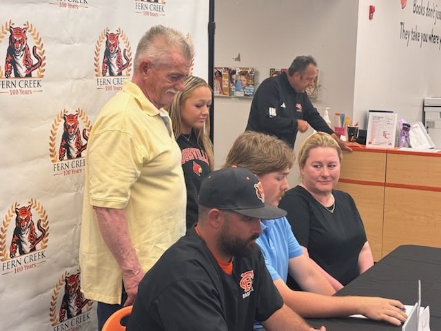 FernCreekBSB's tweet photo. Signing day yesterday for two of our guys! #CreekRise https://t.co/gjg5BSBEAU