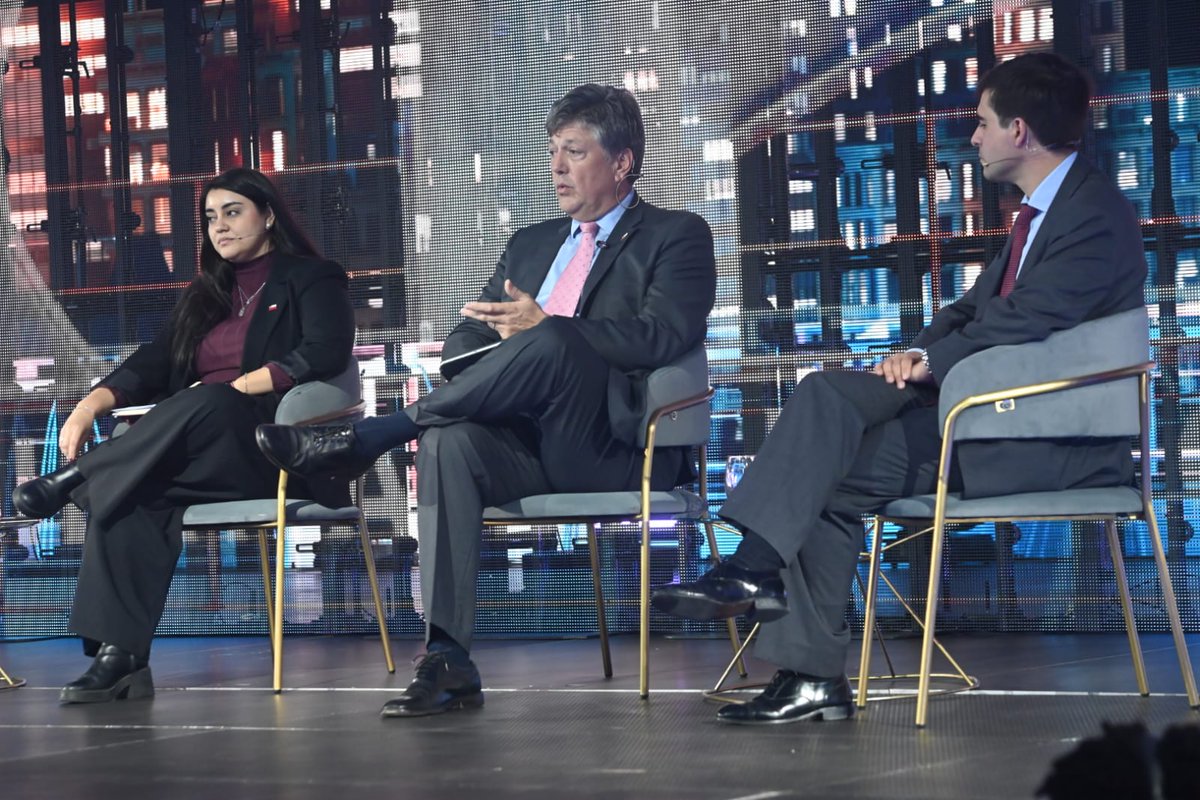 CChC_Chile's tweet photo. ¡Comienza el Conversatorio sobre Infraestructura para la vivienda y mejores espacios públicos!🗣️Participan Natalia Aguilar Bravo, Subsecretaria de Vivienda y Urbanismo; Nicolás Balmaceda, subsecretario de Obras Públicas; y Nicolás León, gerente de Estudios y Políticas Públicas de la CChC. Todo bajo la moderación de Soledad Onetto 🏙️ 🔗https://t.co/jK5AaOjoig
