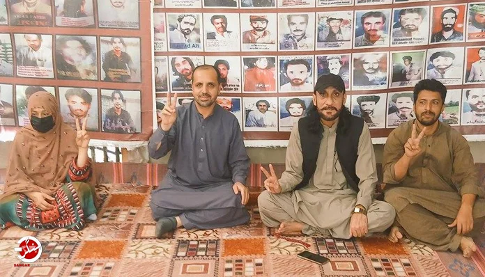 DailySangar's tweet photo. جبری گمشدگیوں کے خلاف وائس فار بلوچ مسنگ پرسنز (وی بی ایم پی) کے زیر اہتمام کوئٹہ پریس کلب کے سامنے قائم احتجاجی کیمپ چیئرمین نصراللہ بلوچ کی قیادت میں 6165ویں روز بھی جاری ہے۔
#dailysangar #Balochistan #PakistanArmy #EndEnforcedDisappearances #BalochGenocide #VBMP
https://t.co/y5KKRDOxgO