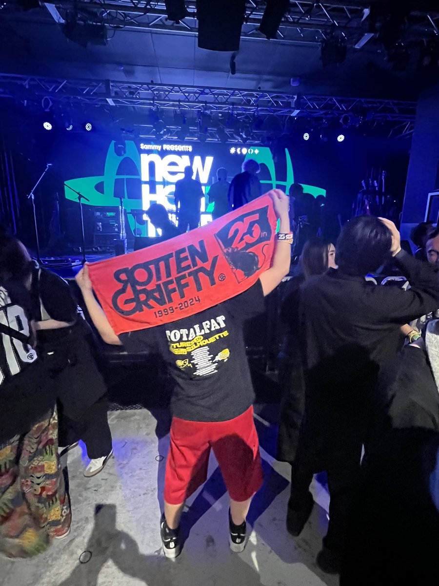 24no_rock's tweet photo. ほんこち！！ニューホライズンツアー！！
大好きな2バンド❤️‍🔥

TF×ロットン最高すぎた😆
ヨギボーでロットンは狭すぎて、もうめちゃくちゃカオスすぎたなぁ😅
ダイバーが山積みやった笑 https://t.co/9tDdnXLRjD