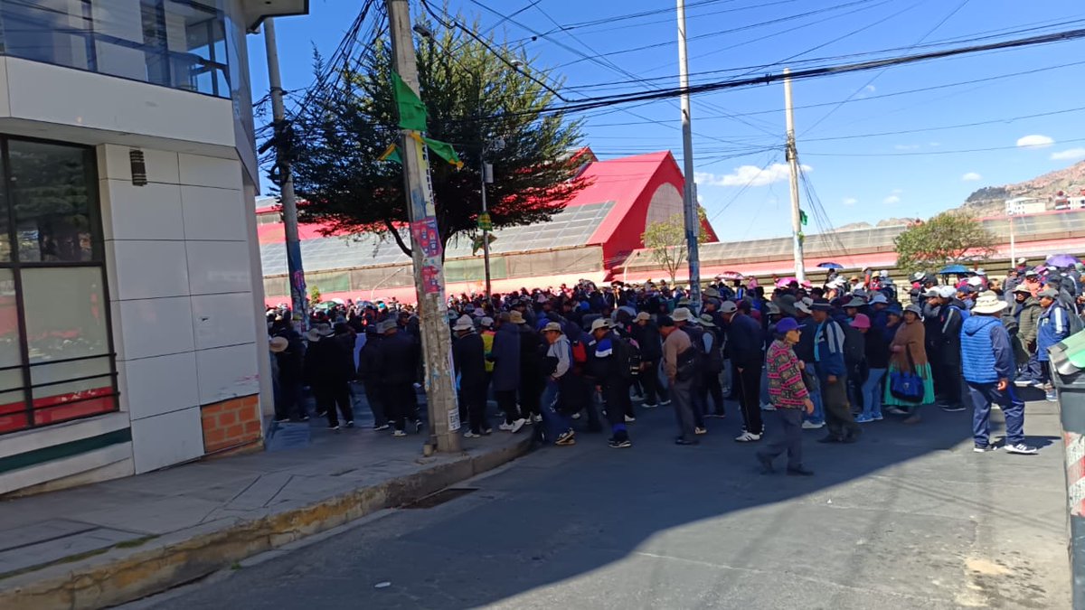 LaRazon_Bolivia's tweet photo. #Nacional | Así está la situación en inmediaciones de la Terminal de Buses de La Paz durante las movilizaciones del sector educativo y minero.
#larazóndigital #terminaldebuses #bloqueos #maestros #educación #minero https://t.co/FsLtKBzgW6