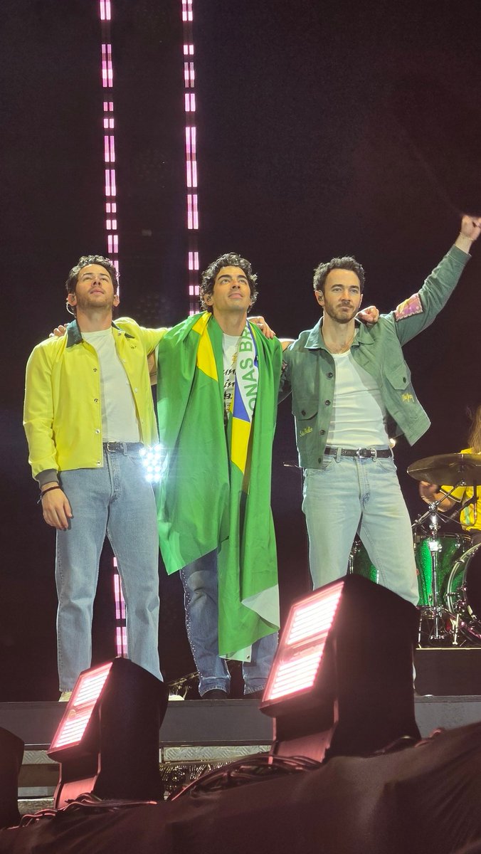 AdelsonNeto12's tweet photo. @santander_br Pra mim só foi incrível ter visto tão de perto esses irmãos que fizeram minha infância com camp rock ❣️💃🏼
#SMUSIC https://t.co/RSTCGOeb3Z