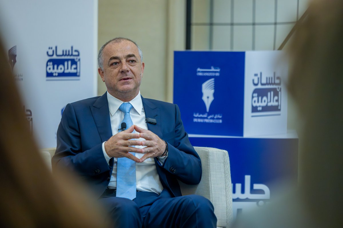 DubaiPressClub's tweet photo. في جلسة إعلامية من تنظيم نادي دبي للصحافة، ناقش معالي إلياس بوصعب نائب رئيس مجلس النواب اللبناني مع عدد من الإعلاميين والأكاديميين التطورات السياسية والاقتصادية في لبنان بين التحديات الإقليمية والسعي نحو تحقيق استقرار أمني واقتصادي طويل الأمد. أدارت الجلسة الإعلامية كارولينا نصار من سكاي نيوز عربية.

أهم ما جاء في الجلسة 

"لبنان يتأثر بشكل كبير بالتطورات الإقليمية، وقراره الأمني ليس بيد الحكومة اللبنانية فقط، بل يرتبط بقضايا أكبر مثل العلاقة بين إيران والخليج، وروسيا، والصين ... وأي تسوية إقليمية ستنعكس حتمًا على لبنان"

"ينبغي تطبيق دستور الطائف كاملاً، والذي ينص على حصرية السلاح بيد الجيش اللبناني، بسط سلطة الدولة على كامل أراضيها، قانون انتخابات عصري مع تحول حزب الله إلى حزب سياسي، مع ضرورة وجود ضمانات دولية تتعلق بتحرير الأراضي اللبنانية المتنازع عليها مع إسرائيل"

"لدي تفاؤل كبير بمستقبل لبنان، وأتوقع استقرارًا طويل الأمد يختلف عن الأزمات السابقة. الشعب اللبناني قادر على إعادة بناء الاقتصاد بسرعة بمجرد توفر الاستقرار والقانون"

"استراتيجية الرئيس الأمريكي دونالد ترامب ضد إيران لم تُحقق أهدافها المعلنة بسرعة، وقد تتجه الأمور نحو حصار اقتصادي أشد بدلاً من حرب عسكرية طويلة الأمد"

"الإمارات تقدم مثال لكيفية تحويل الأزمات إلى فرص، ودبي تستعد لمفاجآت اقتصادية كبيرة بعد انتهاء الأزمة الحالية، وأنصح الجميع بالاستفادة من الفرص الاقتصادية المتاحة حاليًا"

"اعتداءات إيران على دول عربية أضرت بمصالحها الاقتصادية، ونسفت الثقة مع جيرانها"