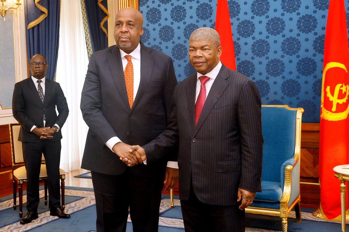 Min_Resshyd_rdc's tweet photo. Diplomatie Énergétique, Vers une Afrique Intégrée

Ce 14 mai à Luanda, le ministre des Ressources hydrauliques et Électricité @molendosakombi, émissaire du Président Félix Antoine Tshisekedi Tshilombo, accompagné du DG de la SNEL @ted_lwamba, a été reçu par le Président João Lourenço pour sceller un partenariat stratégique entre la RDC et l'Angola portant sur la construction des lignes d’interconnexion entre les deux pays, un des plus grands projets d’Afrique.

Au programme :
- Projets favorisant l’intégration régionale.
- Projet de signature d'un traité pour la stabilité de la desserte en énergie électrique.
- Accélération de l'industrialisation régionale via la SNEL.

Une ambition commune : ériger nos ressources hydrauliques en socle du développement durable pour nos deux peuples établir des ponts entre nos deux pays, et non des barrières. 
#RDC #Angola #Energie #Infrastructure #Développement.