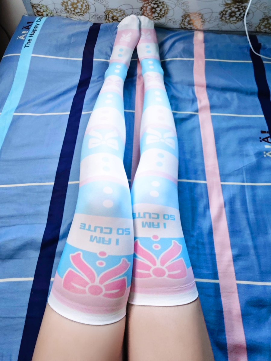 Kotorval's tweet photo. 试试新袜子（）
这会比之前拍照骗的时候胖了10kg，全靠超广角救我（） https://t.co/Fuz2G06M33