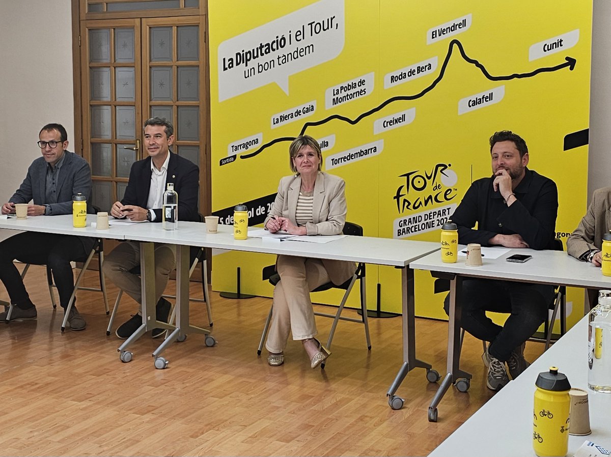 Dipta_cat's tweet photo. 🚴La presidenta @nllaurado i alcaldes dels municipis de pas comparteixen els preparatius per acollir @LeTour, avui a la seu de la @Dipta_cat al #BaixPenedès. La reunió s'emmarca en els 50 dies previs al pas de la cursa per la demarcació #GDTF2026 #TDF2026  https://t.co/rVdmtYkocH https://t.co/Nil195faJN