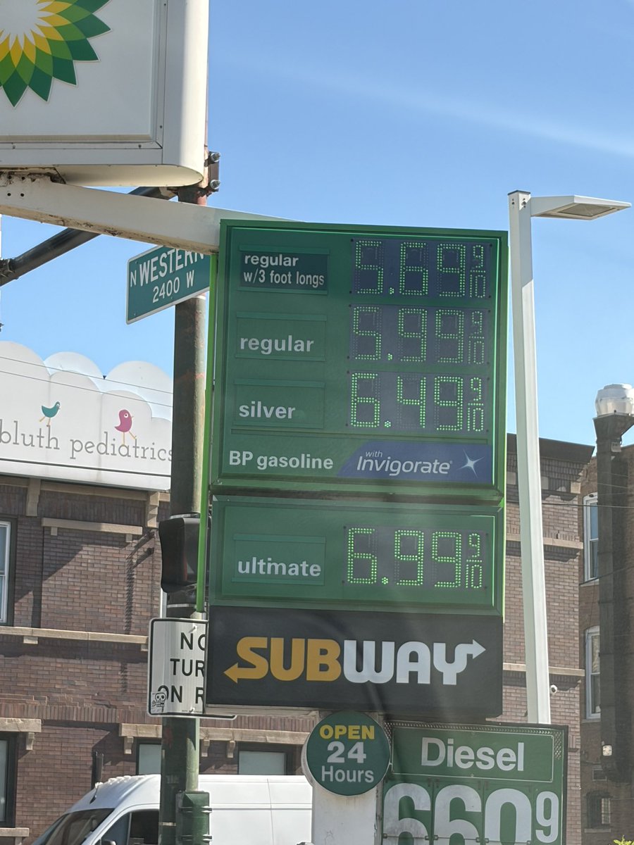faylakavia's tweet photo. This is so funny 3 foot longs for not even that cheaper of gas https://t.co/I3eRSk0Gd3