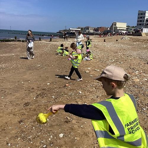 LAParnwell's tweet photo. Year 1 Visit to Hunstanton🐌Linked to The Snail and the Whale and #ParnwellPromise, Year 1 enjoyed a fantastic trip to Hunstanton! They explored the beach, searched for shells &amp; fossils, had lunch on the green and finished with ice cream☀️#Year1 #HandsOnLearning #MakingMemories https://t.co/L8RgYXMoce