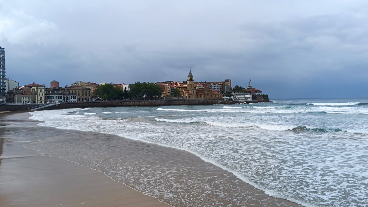 Townendpeter's tweet photo. La playa de San Lorenzo de Gijón, Asturias, 18:00h, jueves, 14 de mayo, 2026  @eltiempotpa @eltiempotpa @AEMET_Asturias @LaMeteoAstur @1967fct @tiempoasturias @tiempodejavimo @tiempobrasero @TurismoAsturias @GijonTurismo @aquilatierratve @Permisos_DAG https://t.co/a22SF8mtVX