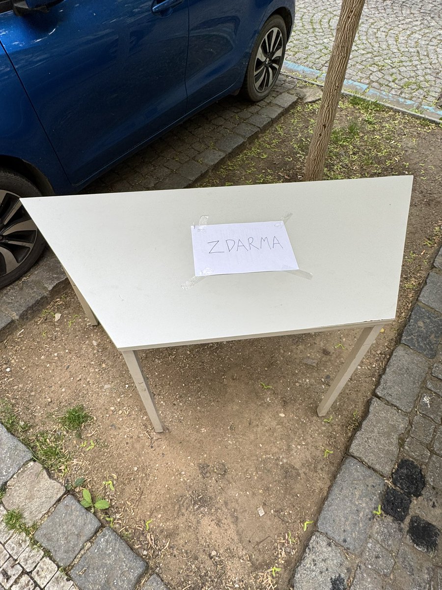 12 rozhněvaných mlžů tweet media