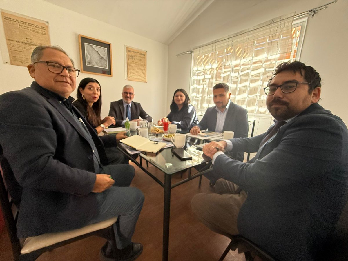 DPP_CL_ATACAMA's tweet photo. El equipo directivo y el asesor jurídico @DPP_CL_ATACAMA se reúnen con los defensores #DiegodeAlmagro instancia en la que se abordaron desafíos, coordinación institucional y fortalecimiento del trabajo colaborativo en favor de una defensa penal pública cercana y eficiente. https://t.co/XumrGKgphL
