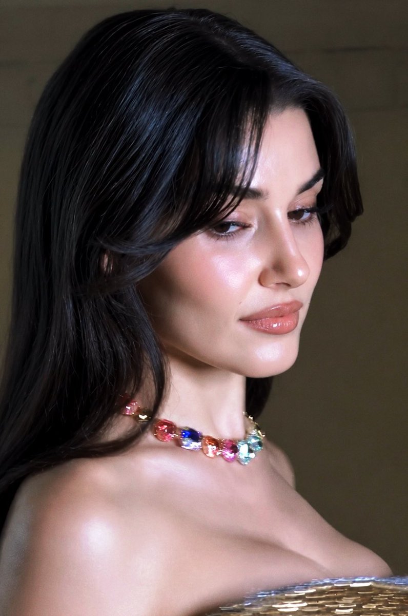 Eveboards's tweet photo. In awe of Hande Erçel’s beauty https://t.co/kbDGJ5QHhP