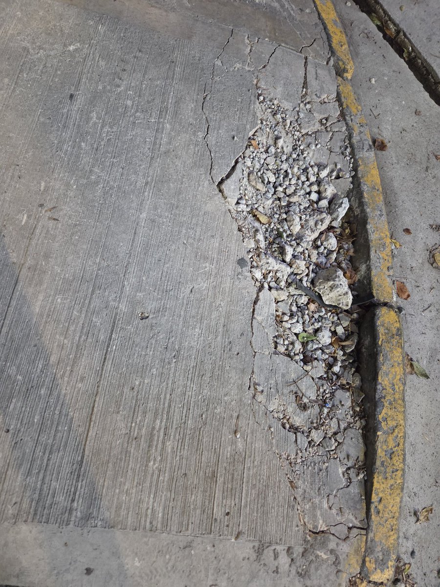 DGDG4321's tweet photo. @jorgemacri Y si arreglas esta esquina de Riglos y Valle, CABA.  Quedó asi después que arreglaron la calle, arreglaron la esquina de enfrente pero esta, no. https://t.co/dBVeYEFiEs