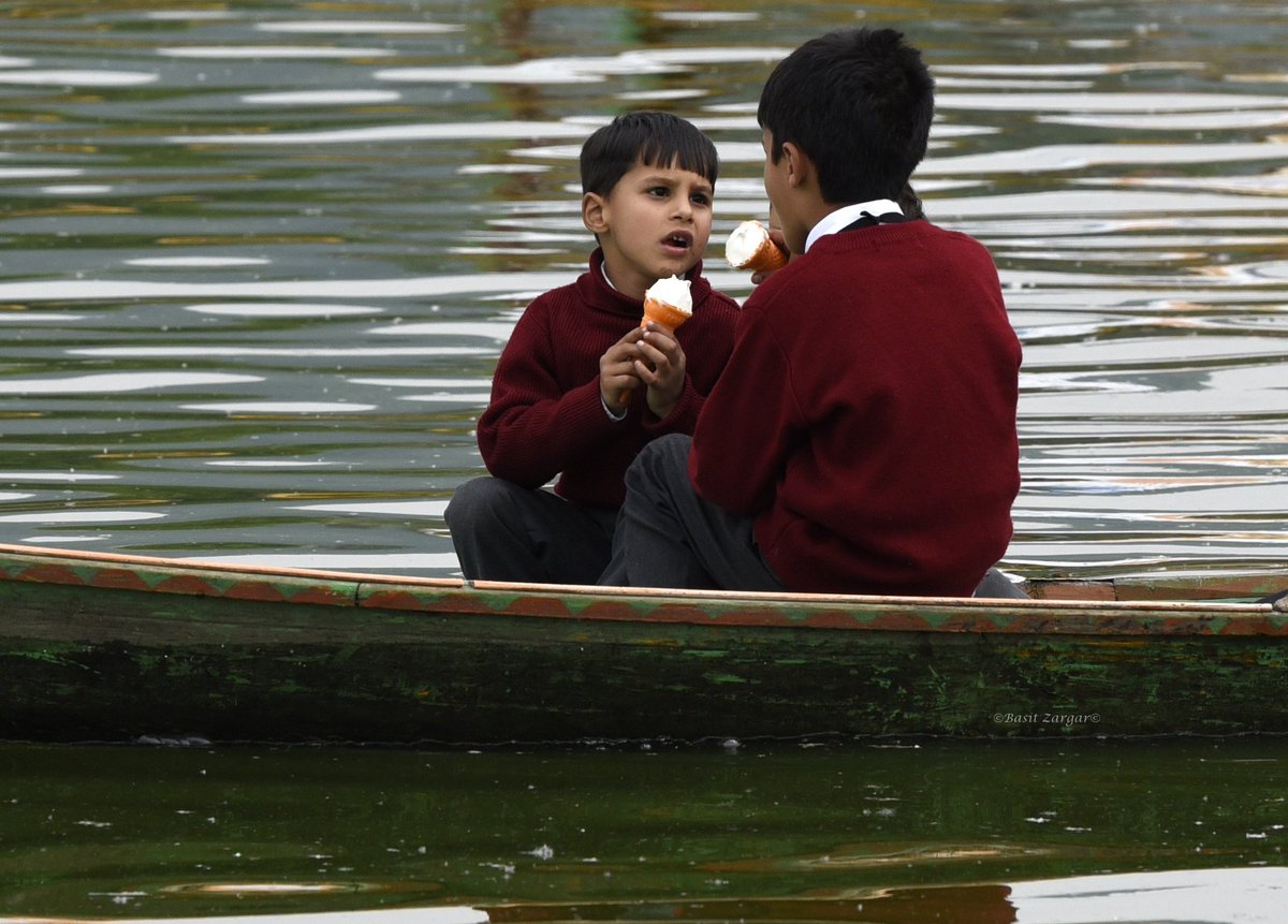 basiitzargar's tweet photo. School children enjoy ice cream in Shikara during a sunny day in Srinagar https://t.co/bmDDaznoqw