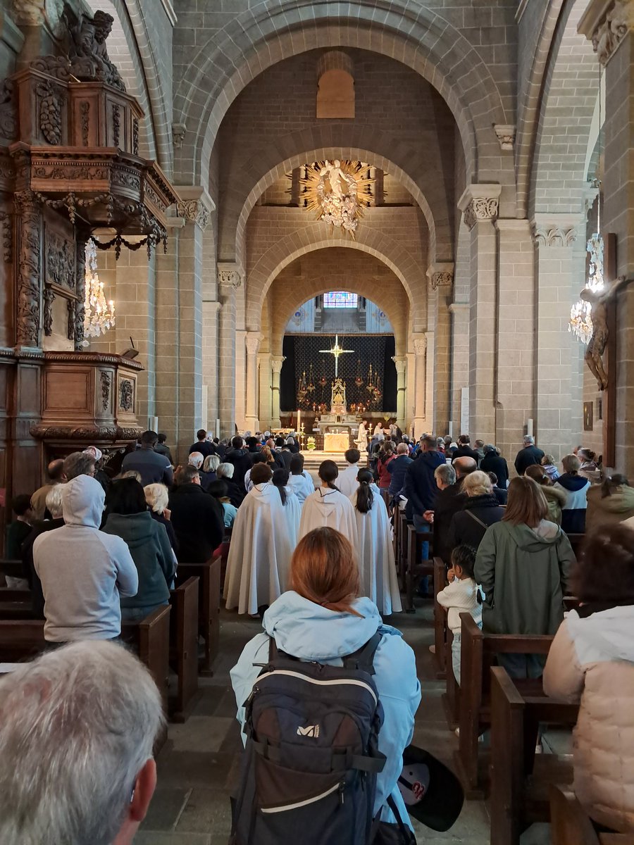 cathedraledupuy's tweet photo. Messe de la fête de l’Ascension en notre sanctuaire marial du Puy en Velay. 
#ascension #jesus #Christ #hosanna #CatholicX https://t.co/KCUlthTi3O