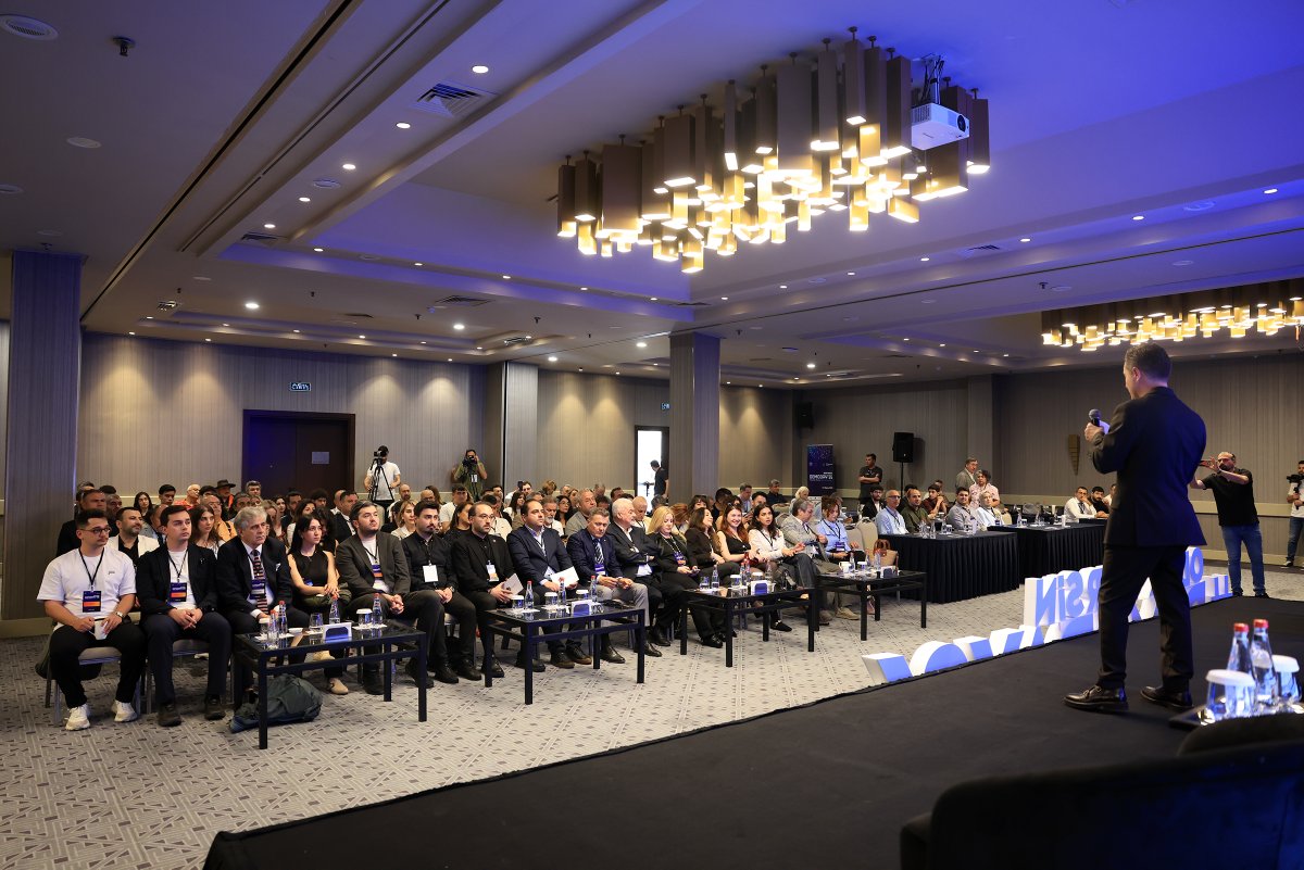 mersintso's tweet photo. Türkiye’nin yeni girişim rotası: Mersin 

“Girişimin hazırsa yatırımcın da hazır” sloganıyla hayata geçirilen Odak Mersin DemoDay’26, teknoloji odaklı girişimcilerle ulusal ve uluslararası yatırım dünyasını aynı çatı altında buluşturdu. Mersin ve Adana’dan girişimciler, yenilikçi projelerini yatırımcıların karşısına çıkarırken etkinlik, bölgenin yükselen girişimcilik potansiyelini ve teknoloji odaklı dönüşüm vizyonunu gözler önüne serdi. DemoDay’26 ile birlikte Mersin, Türkiye’nin yeni girişim rotalarından biri olma iddiasını da güçlü şekilde ortaya koydu.

Mersin Ticaret ve Sanayi Odası (MTSO) koordinasyonunda yürütülen Melek Yatırımcı & Girişimci İş Fikirlerini Ticarileştirme Odak Çalışma Kurulu tarafından düzenlenen Odak Mersin DemoDay’26 kapsamında girişim sermayesi fonları, melek yatırım ağları ve kurumsal yatırımcılar Mersin’de bir araya geldi. Bölgedeki girişim projelerinin yatırımcılarla buluştuğu etkinliğe yatırım ekosisteminin önemli aktörleri katıldı.

Haberin devamı: ⤵️
https://t.co/LxabCkFpDg

@habitatdernegi @GENTurkiye @TOBBiletisim