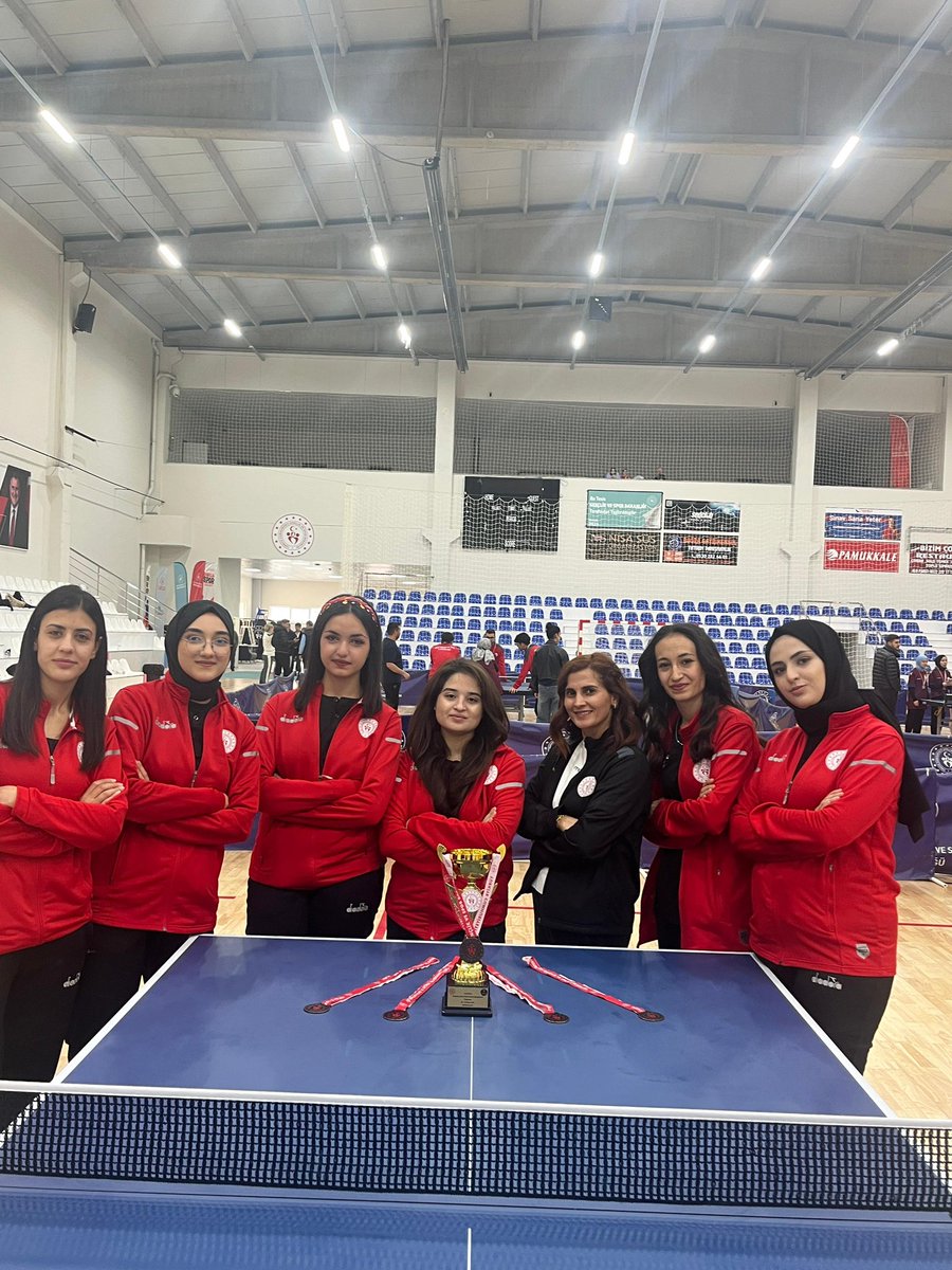 KarsKYGM's tweet photo. ZONGULDAK’TA TARİH YAZDIK🏓
Yurt Lig Türkiye Masa Tenisi Şampiyonası’nda ekibimiz kürsüye çıktı ve TÜRKİYE 3’ÜNCÜSÜ oldu! 🔥🥉
Bu gurur hepimizin! Tebrikler şampiyon sporcularımız ve kıymetli antrenörlerimiz! 💪❤️
Daha nice zaferlere!
#MasaTenisi #YurtLig https://t.co/PjDqFI4U5j